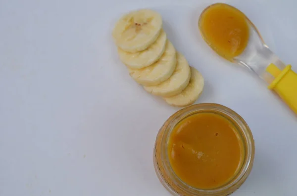 Makanan bayi, pisang kentang tumbuk dan pisang pada latar belakang putih itu terisolasi. — Stok Foto