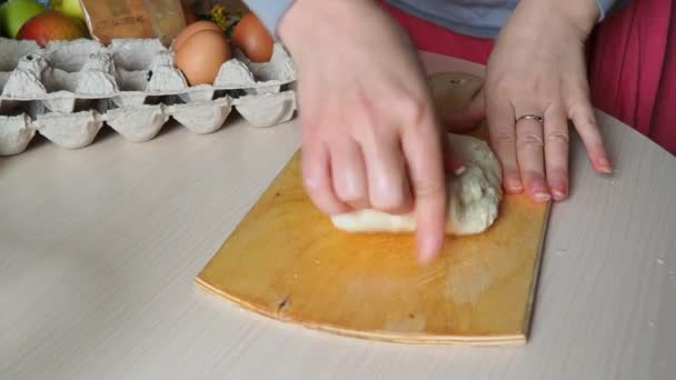 Mains féminines pétrissant la pâte dans la farine sur la table, ajoute l'oeuf à la farine, ajoute des ingrédients levure chimique, le sucre pétrit la pâte à la main — Video