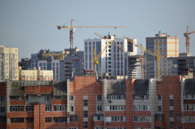 Ev yapımı ve şehir inşaatı kavramı: modern gayrimenkul evlerinin akşam şehir manzarası