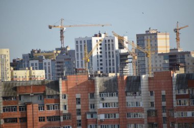 Ev yapımı ve şehir inşaatı kavramı: modern gayrimenkul evlerinin akşam şehir manzarası