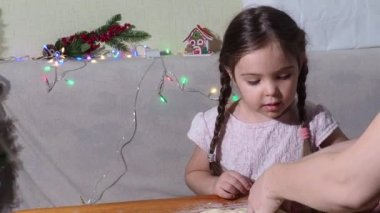 Mutlu Noeller ve mutlu tatiller. Aile hazırlığı bayram yemeği. Anne ve kızı Noel kurabiyesi pişiriyor..