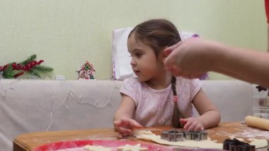 Mutlu Noeller ve mutlu tatiller. Aile hazırlığı bayram yemeği. Anne ve kızı Noel kurabiyesi pişiriyor..