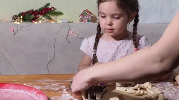 メリークリスマスとハッピーホリデー。家族の準備休日の食べ物。母と娘の料理クリスマスクッキー. — ストック動画