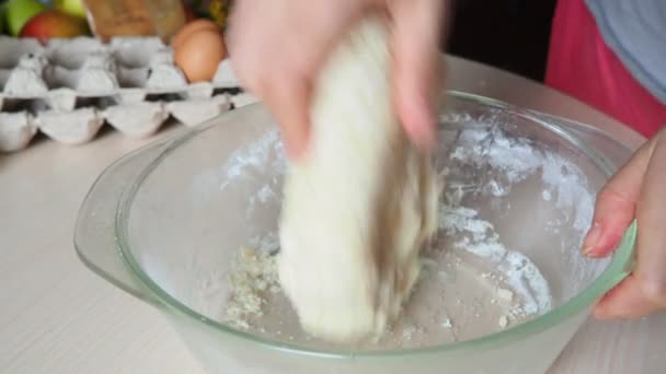 Mains féminines pétrissant la pâte dans la farine sur la table, ajoute l'oeuf à la farine, ajoute des ingrédients levure chimique, le sucre pétrit la pâte à la main — Video