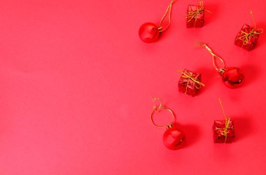 Kırmızı arka planda süslemeleri ve hediye kutularıyla Noel arkaplanı