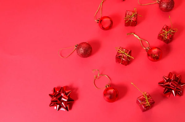 Weihnachten Hintergrund mit Dekorationen und Geschenkboxen auf rotem Hintergrund — Stockfoto