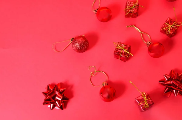 Weihnachten Hintergrund mit Dekorationen und Geschenkboxen auf rotem Hintergrund — Stockfoto