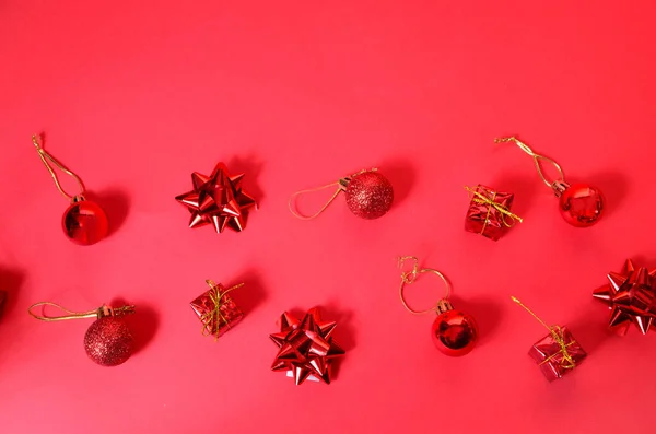Weihnachten Hintergrund mit Dekorationen und Geschenkboxen auf rotem Hintergrund — Stockfoto
