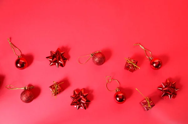 Fundo de Natal com decorações e caixas de presente no fundo vermelho — Fotografia de Stock