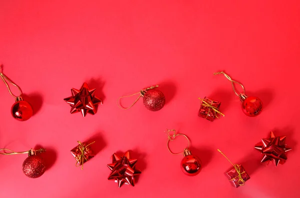 Weihnachten Hintergrund mit Dekorationen und Geschenkboxen auf rotem Hintergrund — Stockfoto