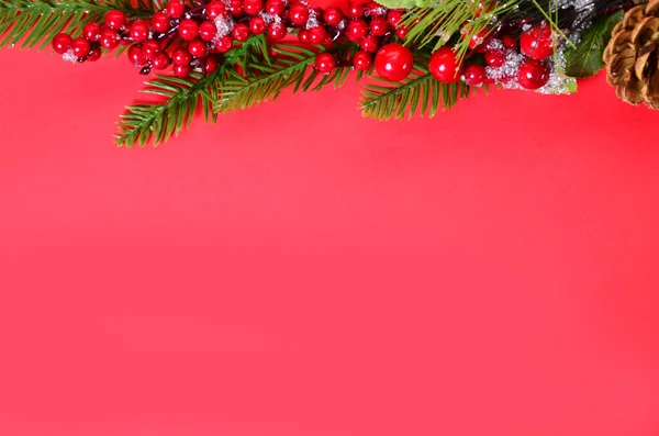 Weihnachtsbaumschmuck Christbaumzweig, rote Beeren, Draufsicht, Kopierraum, Neujahr oder Weihnachtsfeiertage — Stockfoto