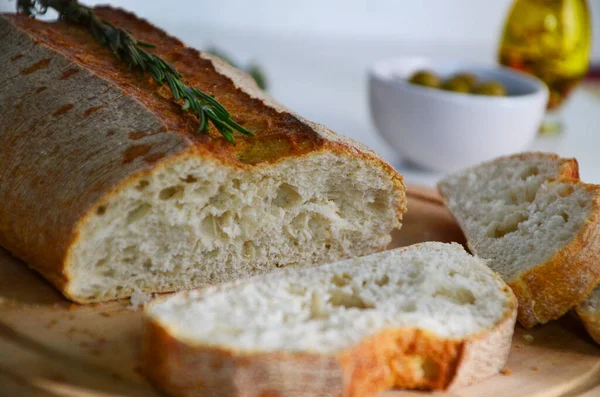 Chleb krojony Ciabatta i rozmaryn na białym tle — Zdjęcie stockowe