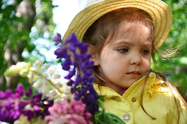 Dívka s barevnými kyticemi lupinů, čichání květin, zamyšlení koncepce jarních nebo letních prázdnin, Den matek, Velikonoce Dívka s kyticí květin v ruce Květiny, Jaro, Romance, Březen 8 — Stock fotografie