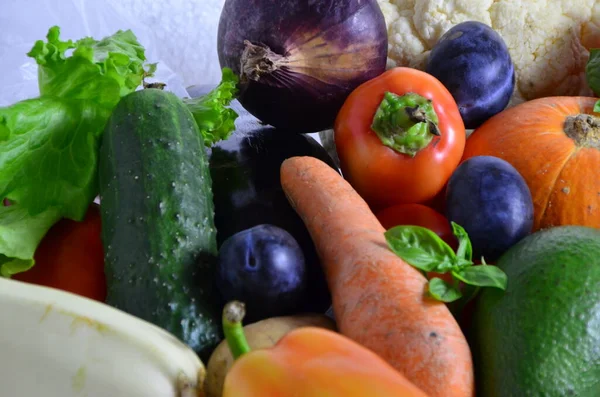 様々なカラフルな生野菜を閉じます。秋、収穫、菜食、食事、低カロリー、適切な栄養 — ストック写真