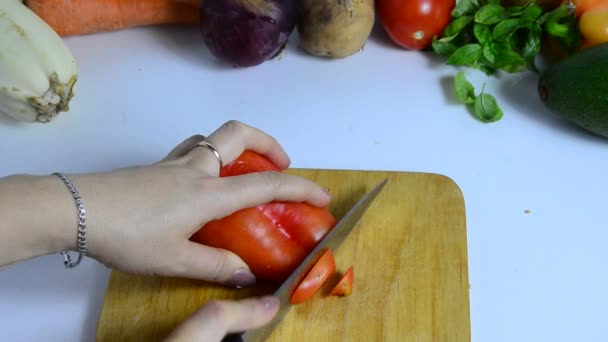 Kvinnlig hand med kniv skär röd paprika ombord i köket. Matlagning grönsaker. att göra en grönsaksgryta eller sallad. vegetarianism, kost, låga kalorier, rätt kost — Stockvideo