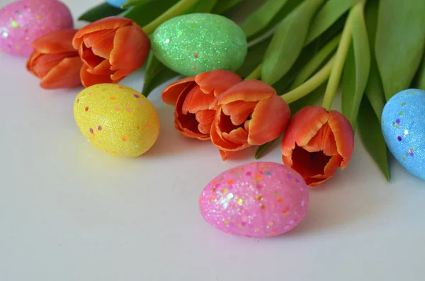 Glad påsk. Grattis påsk bakgrund. påskägg och blommor tulpan på vit bakgrund. — Stockfoto