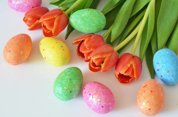 Happy Easter. Congratulatory easter background. Easter eggs and flowers tulip on white background. — Stock Photo, Image