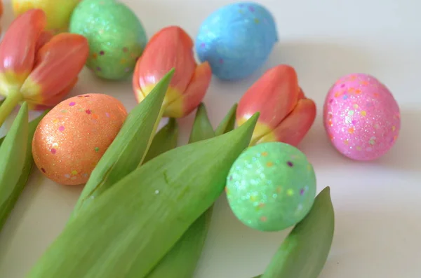 Frohe Ostern. Glückwunsch Ostern Hintergrund. Ostereier und Blumen Tulpe auf weißem Hintergrund. — Stockfoto