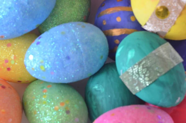 Färgglada ljusa påsk ägg bakgrund, flerfärgade bollar. ur fokus, suddig — Stockfoto