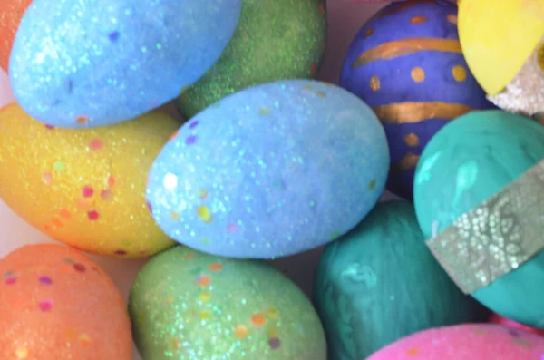 Fundo de ovo de Páscoa brilhante colorido, bolas multi-coloridas. desfocado, desfocado Fotos De Bancos De Imagens