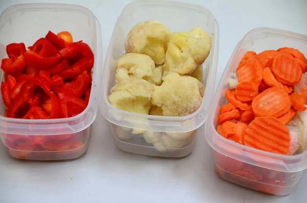 Лотки з сирими овочами для заморожування. Зберігаючи для зимового зберігання в пластиковій тарі, ставлять в коробку для заморожування червоного болгарського перцю, брокколі, цвітної капусти, моркви — стокове фото
