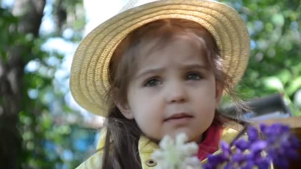 Menina com buquês colorido de tremoços, cheirando flores, brooding conceito de férias de primavera ou verão, dia das mães, Páscoa Menina com buquê de flores em suas mãos Flores, Primavera, Romance, 8 de março — Vídeo de Stock