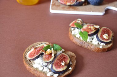 Ricottalı sandviç, taze incir, ceviz ve bal. Kanepe ya da kızarmış baget, peynir, reçel, aperatif olarak ideal nefis bir aperatif. Seçici odak