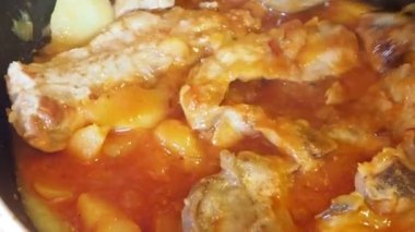 Domates soslu soğan ve yağda kızartılmış domuz eti. Et kızarıyor. Ellerin tavaya değsin. Izgara domuz ve mantar. Lezzetli yemek yapmayı..