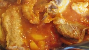 Domates soslu soğan ve yağda kızartılmış domuz eti. Et kızarıyor. Ellerin tavaya değsin. Izgara domuz ve mantar. Lezzetli yemek yapmayı..