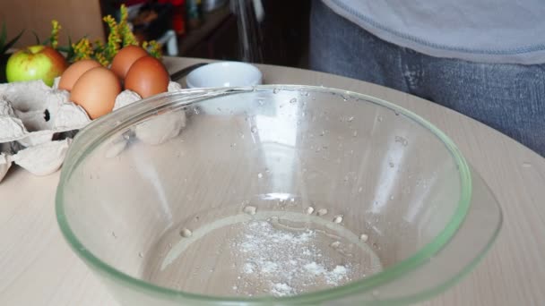 Mani femminili impastando la pasta in farina sul tavolo, aggiunge l'uovo alla farina, aggiunge ingredienti lievito in polvere, zucchero — Video Stock