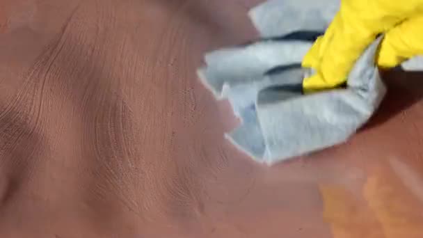 Primer plano de las manos con guantes protectores de goma amarilla limpiando la superficie blanca con un trapo. Hogar, concepto de limpieza — Vídeo de stock