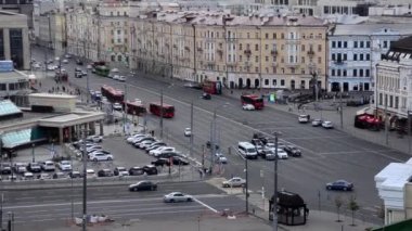 Yukarıda resmedilmiş binicilik makineleri olan şehir yolları. Modern bir şehirde, yüksek binaların yakınında, araba trafiği.