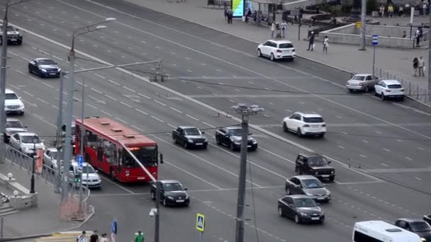 上图显示的是乘坐机器的城市道路。现代城市道路上的汽车交通，靠近高楼的现代建筑 — 图库视频影像