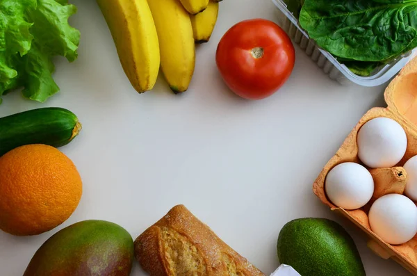 Здорове харчування. Здорова їжа овочі та фрукти на білому, простір для копіювання, банер. Торговий супермаркет і концепція чистого харчування. доставка продуктів при замовленні в Інтернеті — стокове фото