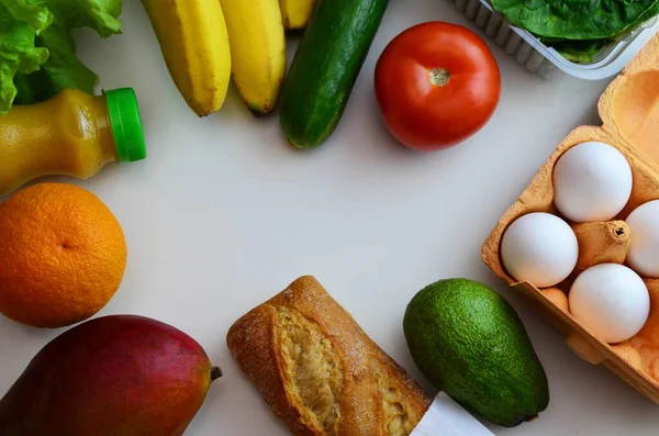 健康的な食べ物の背景。白、コピースペース、バナー上の健康的な食品野菜や果物。スーパーマーケットやきれいな食事のコンセプトを買い物。オンラインで注文する際の商品配送 — ストック写真