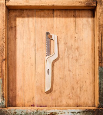 kahverengi yüzeyinde demir testeresi