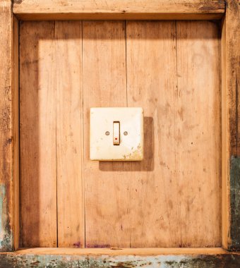 Tumbler anahtarı kahverengi yüzeyi