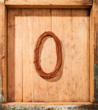 kahverengi yüzeyinde tel