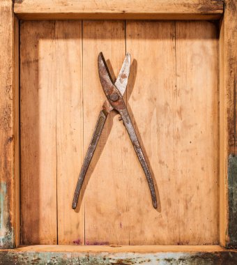 Ahşap yüzey üzerinde eski eser aracı 