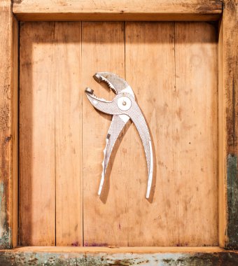 Ahşap yüzey üzerinde eski eser aracı 