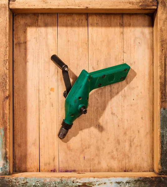 Ahşap yüzey üzerinde eski eser aracı 