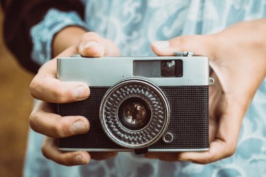 Sovyet kız öğrenci elinde eski film kameralar.