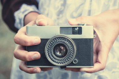 Sovyet kız öğrenci elinde eski film kameralar.