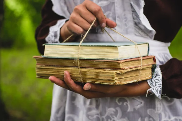 Schoolmeisje Houdt Hand Met Koord Gebonden Boeken — Stockfoto