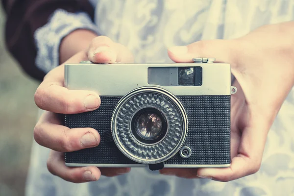 Sovyet kız öğrenci elinde eski film kameralar.