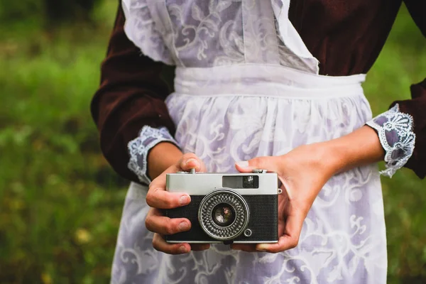 Sovyet Kız Öğrenci Elinde Eski Film Kameralar — Stok fotoğraf