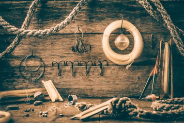 Eski bir ahırda bir rafta balıkçılık aksesuarları dağılın.