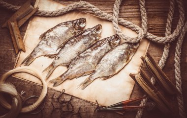 Tablo çevrili dişli balıkçılık için kurutulmuş roach.