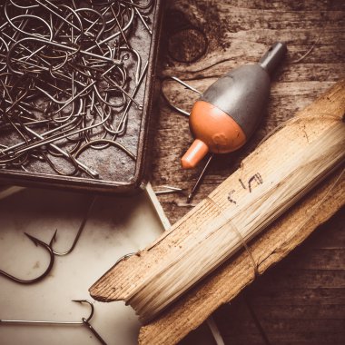 Tablo, bir balık avı için hazırlık Balık tutma yalan için aksesuarlar.