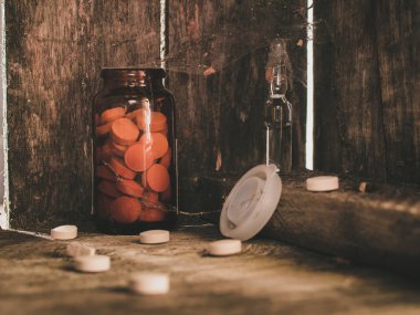 Eski cobwebby bir rafta bir kavanoza hapları.